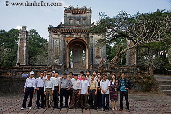 stele-pavilion-n-asian-tourists.jpg