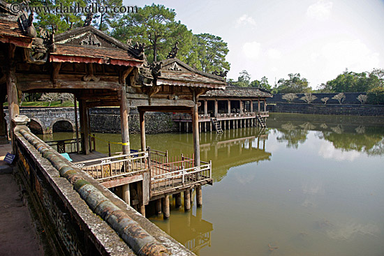 xung_khiem_pavilion-n-luu_khiem-lake-2.jpg