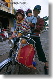 images/Asia/Vietnam/Hue/People/Children/father-n-kids-on-motorcycle.jpg