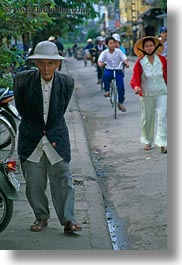 images/Asia/Vietnam/Hue/People/Men/old-man-walking.jpg