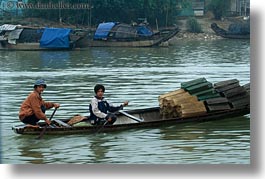 images/Asia/Vietnam/Hue/People/Men/people-in-boat-2.jpg