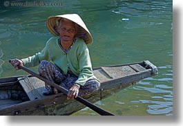 images/Asia/Vietnam/Hue/People/Women/old-woman-in-boat-02.jpg