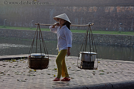 woman-carrying-don-ganh.jpg