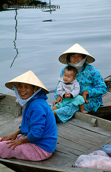 women-in-conical-hats-01.jpg