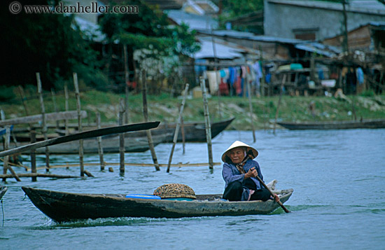 women-in-conical-hats-in-boats-04.jpg