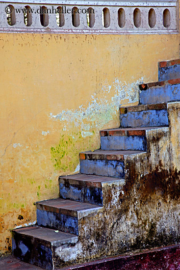 blue-stairs-n-yellow-wall-02.jpg