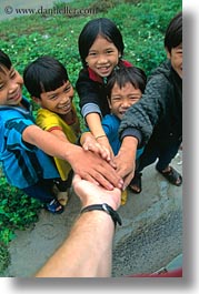 images/Asia/Vietnam/Village/group-of-kids-4.jpg