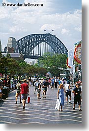 images/Australia/Sydney/HarborBridge/people-walking-n-bridge.jpg