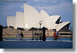 images/Australia/Sydney/OperaHouse/bikes-n-opera_house.jpg
