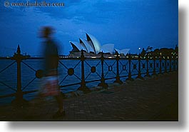 images/Australia/Sydney/OperaHouse/opera_house-at-nite-n-pedestrian.jpg