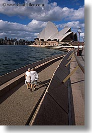 images/Australia/Sydney/OperaHouse/pedestrians-n-opera_house-02.jpg