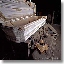 images/California/Bodie/Morgue/coffin.jpg