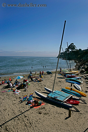 kayaks-n-ppl-on-beach.jpg