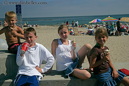 kids-eating-ice_cream-at-beach.jpg