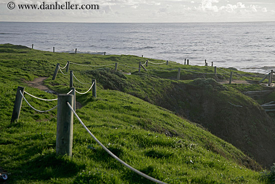 green-grass-n-rope-fence-to-ocean.jpg