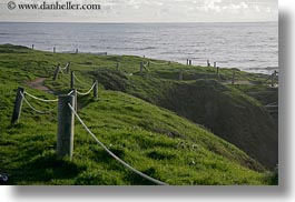 images/California/CoastalViews/Coastline/green-grass-n-rope-fence-to-ocean.jpg