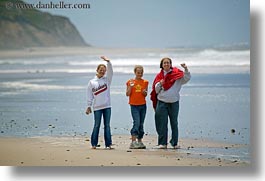 images/California/CoastalViews/People/kids-on-beach-1.jpg