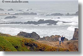 images/California/CoastalViews/People/kids-on-cliffs-4.jpg