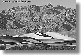 images/California/DeathValley/Dunes/dunes-n-mtns-2-bw.jpg