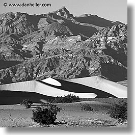 images/California/DeathValley/Dunes/dunes-n-mtns-2a-bw.jpg