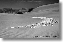 images/California/DeathValley/Dunes/dv-cracks-bw.jpg