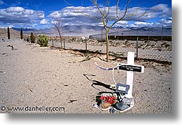images/California/DeathValley/Misc/lone-grave.jpg