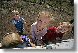 images/California/Marin/DiscoveryMuseum/toddlers-looking-up.jpg