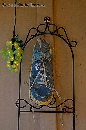 hanging-shoe-01.jpg