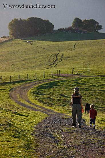 walking-along-green-path-04.jpg