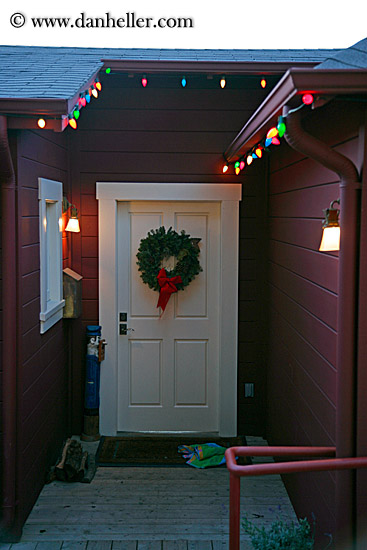 xmas-wreath-n-lights-n-door.jpg