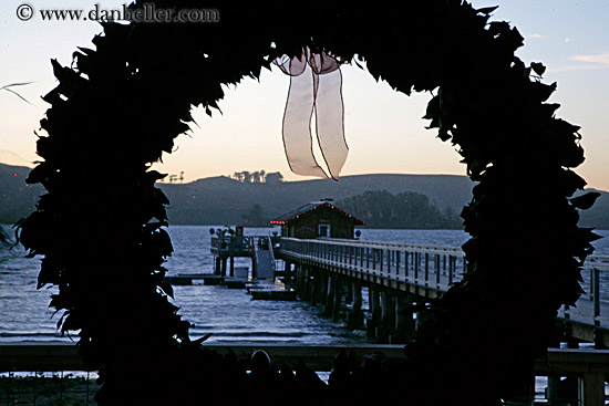 xmas-wreath-n-pier.jpg