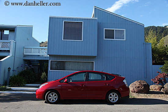 red-car-blue-house-02.jpg