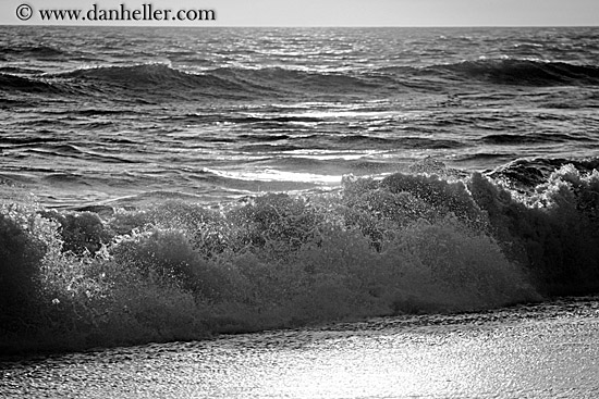 single-wave-bw-05.jpg