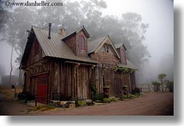 images/California/Mendocino/Buildings/Victorians/antique-victorian-in-fog-4.jpg