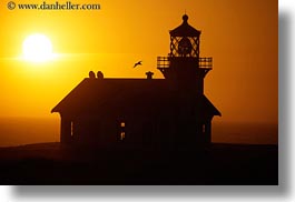images/California/Mendocino/Lighthouse/Sunset/lighthouse-silhouette-n-bird-1.jpg