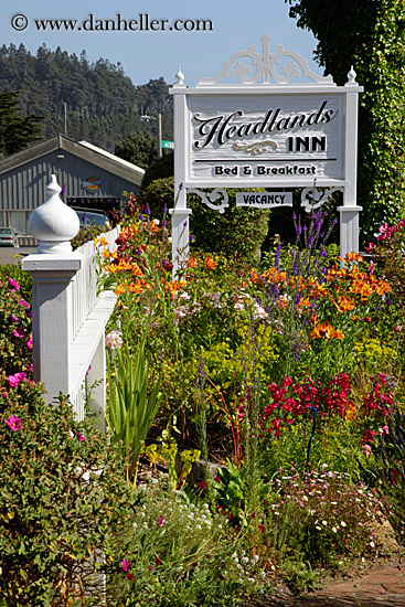 headlands-inn-sign-n-fence-2.jpg