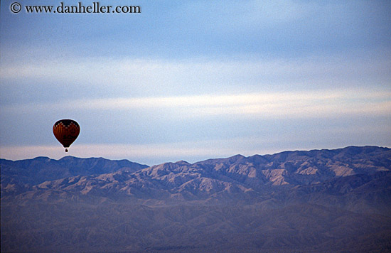 hot-air-balloon-n-mtns.jpg