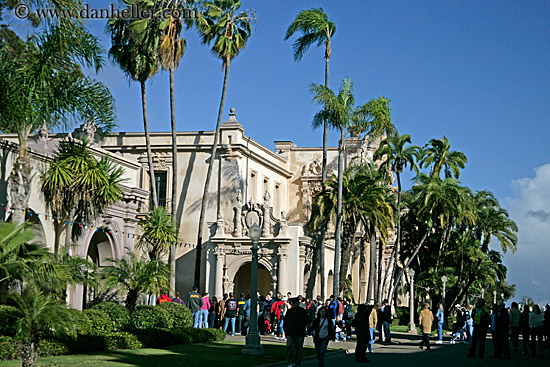 museum-crowd.jpg