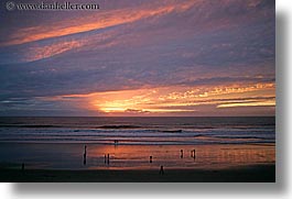 images/California/SanDiego/Beaches/ppl-on-beach-w-ocean-sunset-2.jpg