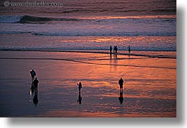 images/California/SanDiego/Beaches/ppl-on-beach-w-ocean-sunset-3.jpg