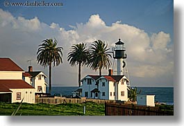 images/California/SanDiego/CabrilloNationalPark/lighthouse-n-palm_trees.jpg