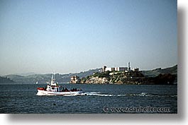 images/California/SanFrancisco/Alcatraz/alcatraz-n-tug.jpg