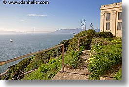images/California/SanFrancisco/Alcatraz/bldg-flowers-ggb-view.jpg