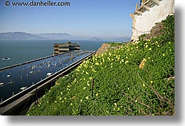 images/California/SanFrancisco/Alcatraz/bldg-flowers-marin-view.jpg