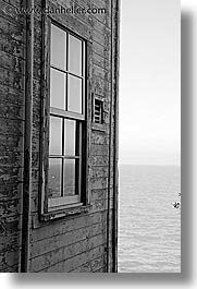 images/California/SanFrancisco/Alcatraz/old-window-n-bay-bw.jpg