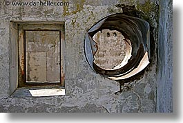 images/California/SanFrancisco/Alcatraz/square-window-round-vent.jpg