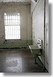 images/California/SanFrancisco/Alcatraz/window-n-sink.jpg