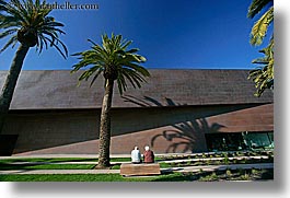 images/California/SanFrancisco/Buildings/DeYoungMuseum/de_young-wall-trees-ppl-1.jpg