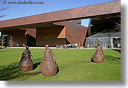 images/California/SanFrancisco/Buildings/DeYoungMuseum/modern-art-sculptures-2.jpg