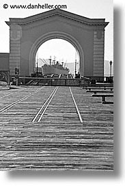 images/California/SanFrancisco/Piers/wharf-tracks-deck-ship.jpg